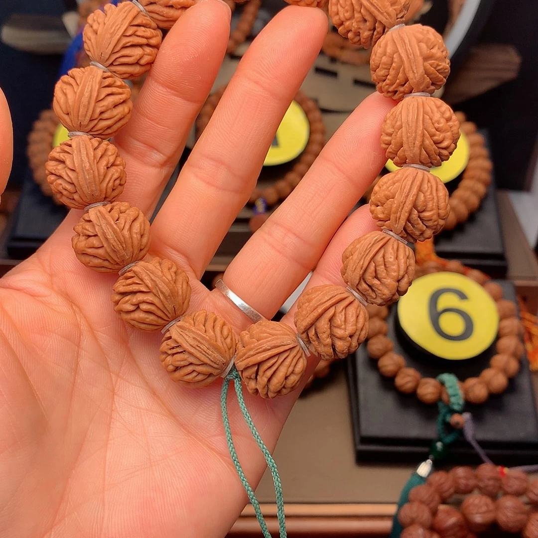 桃核手串力*原桩刺龙19，手持32颗