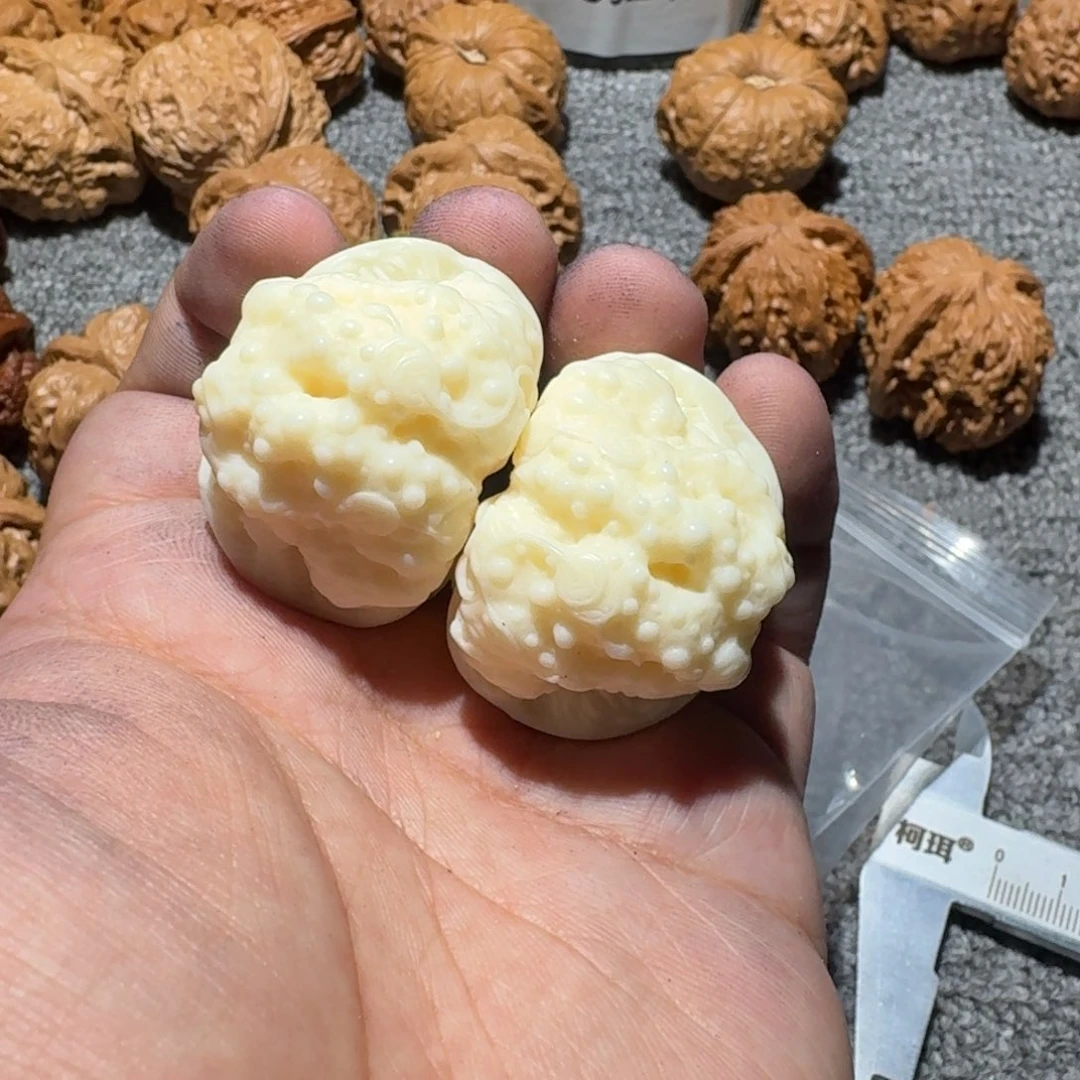 文玩核桃吊坠蛤蟆头雕刻