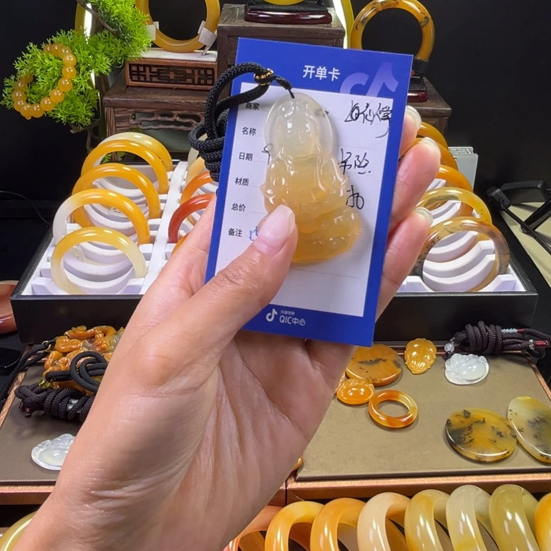 颈饰未镶嵌石英质玉仙***?