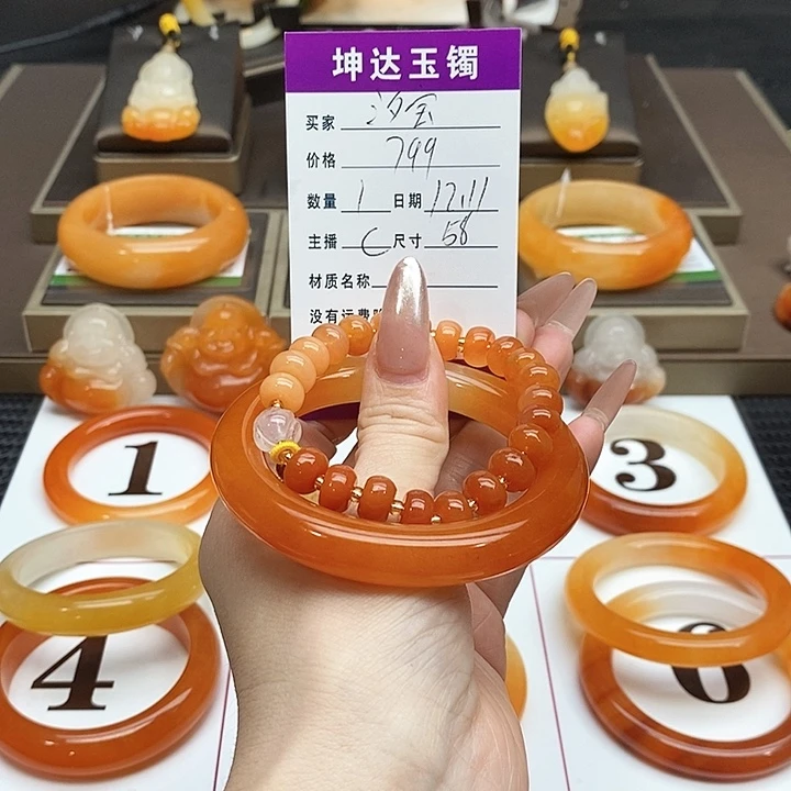 汐***宝石英质玉（黄龙玉）未镶嵌手镯