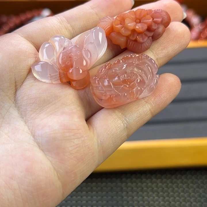 小***匣南红玛瑙未镶嵌珠宝半成品莲花打包