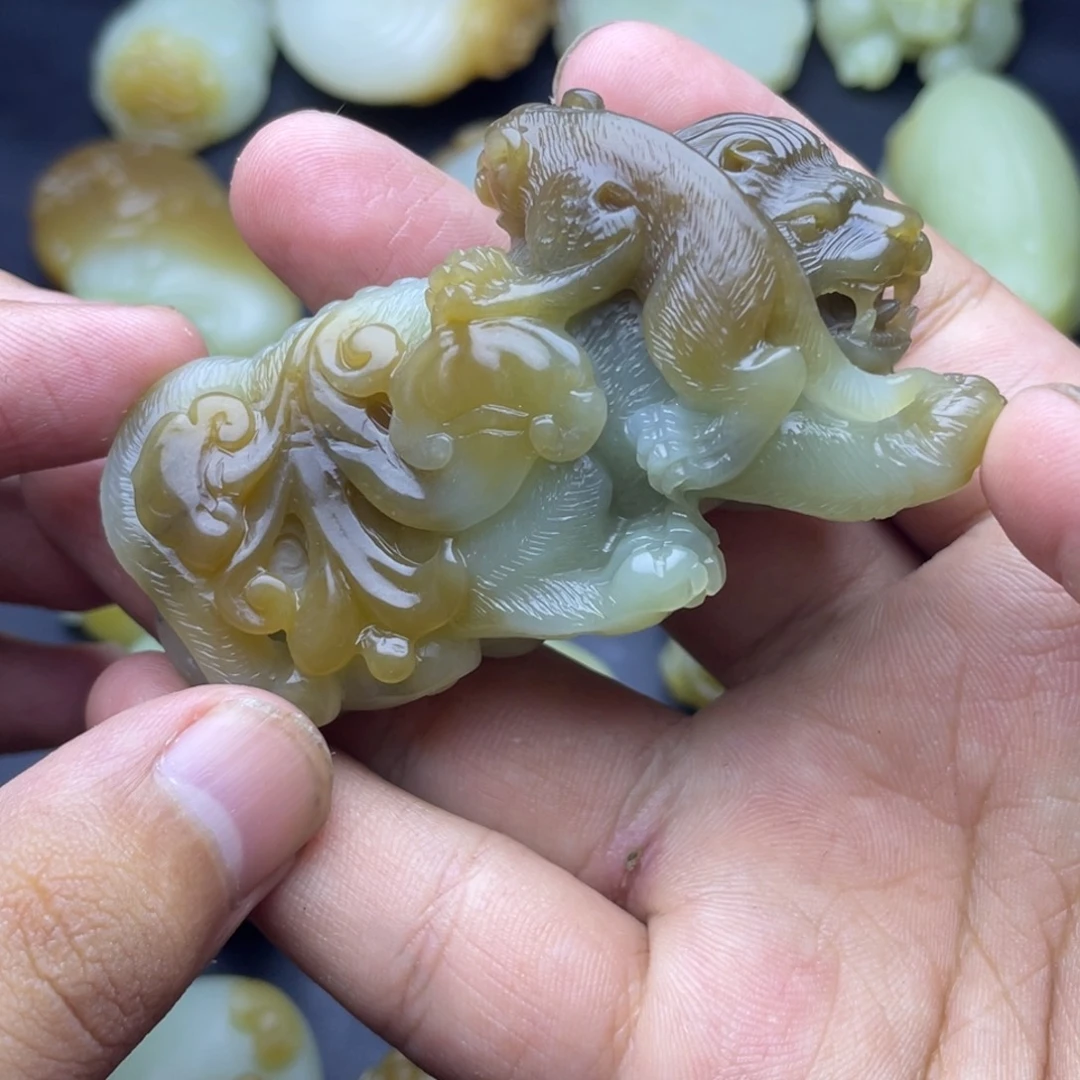 颈饰未镶嵌和田玉（糖玉）