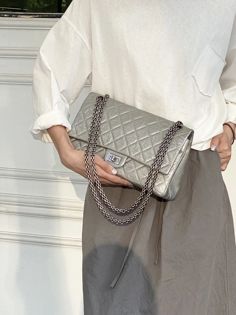 95新 Chanel/香奈儿 银灰色2.55经典中号链条包 底长28 17开带票