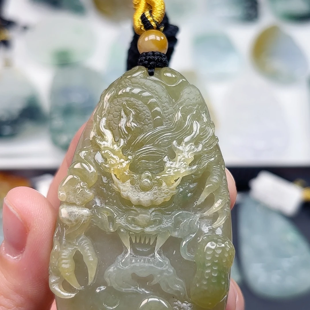 翡翠未镶嵌颈饰龙