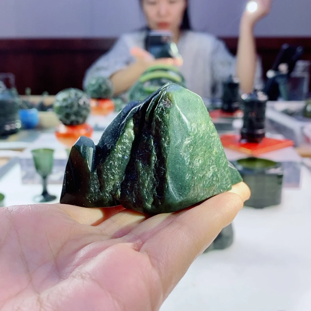 未镶嵌和田玉（青玉）摆件行**疆