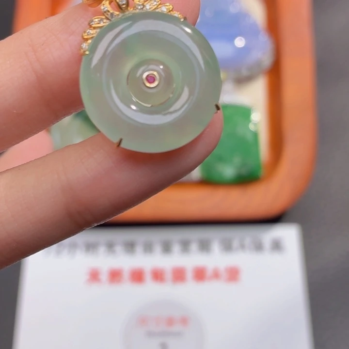 翡翠18K金镶嵌颈饰