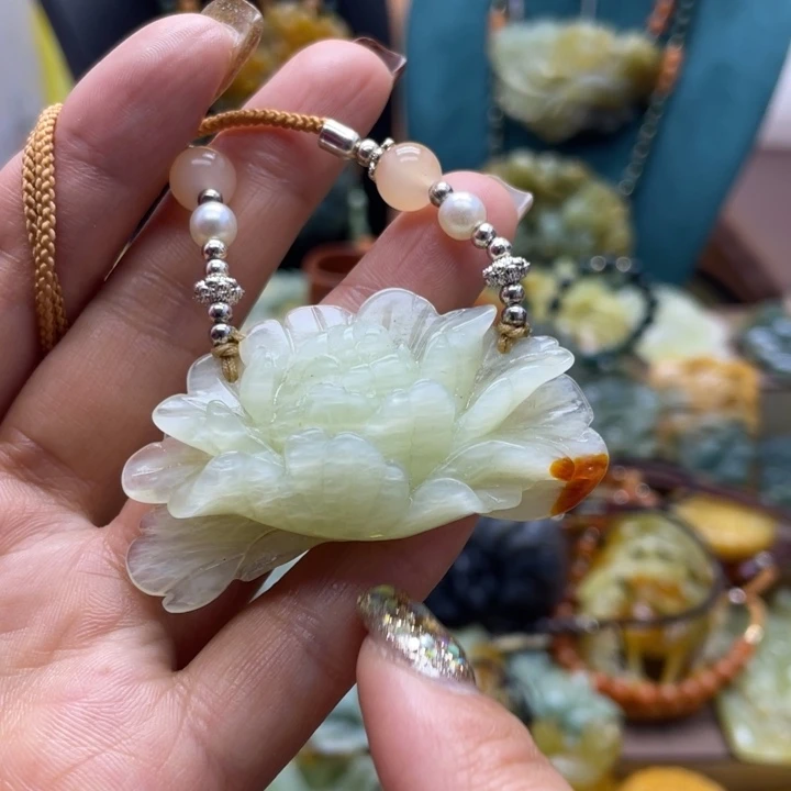 蛇纹石玉未镶嵌颈饰