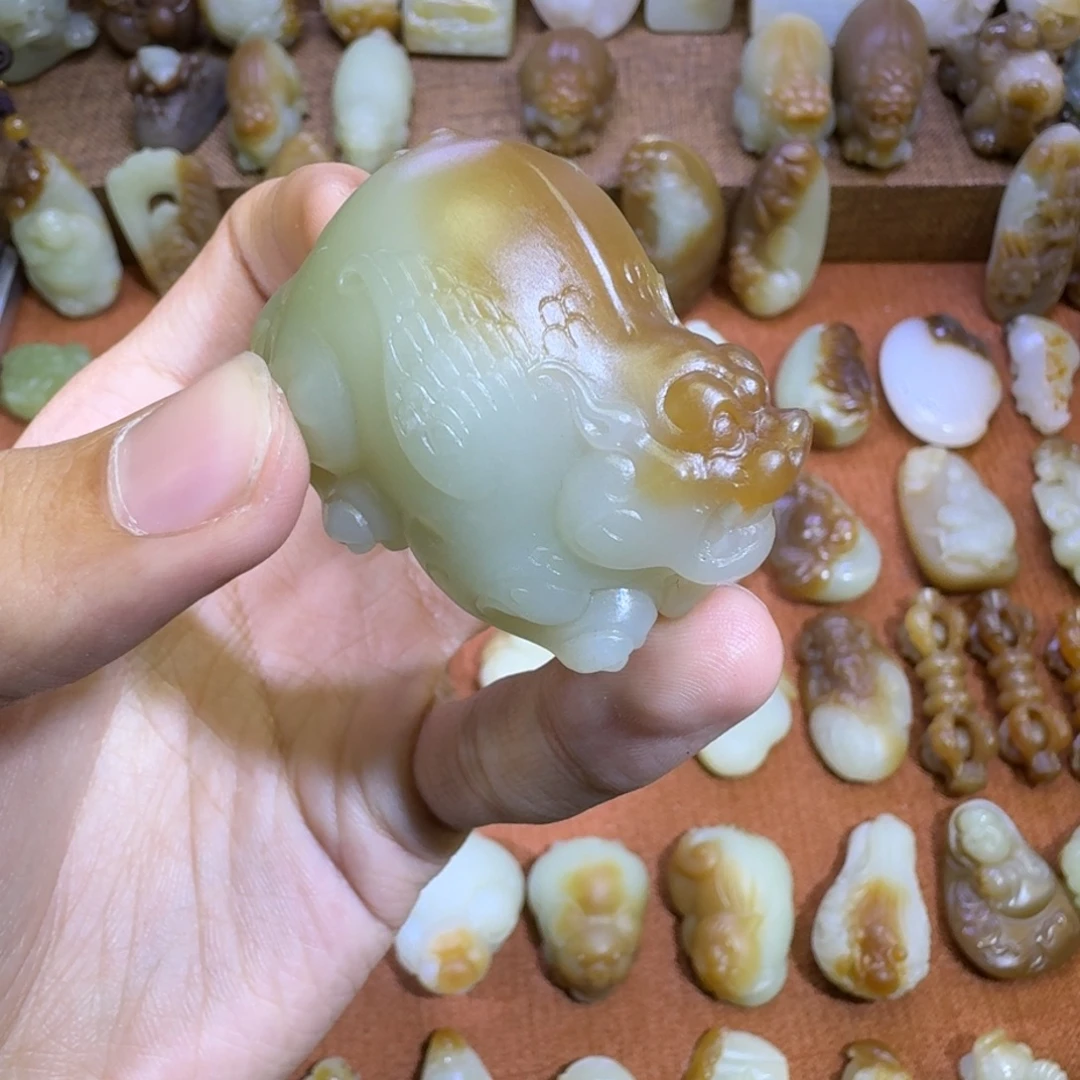胖***伍和田玉未镶嵌颈饰