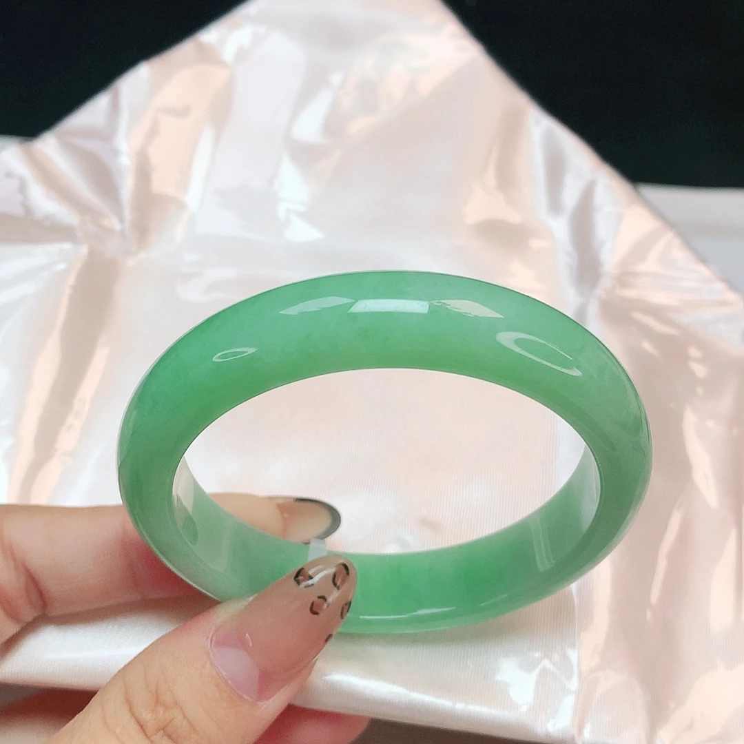 翡翠未镶嵌手镯黄加绿特色