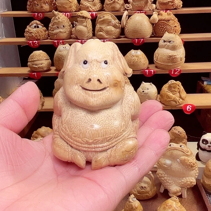 香榧木成****块竹根雕小猪手把件