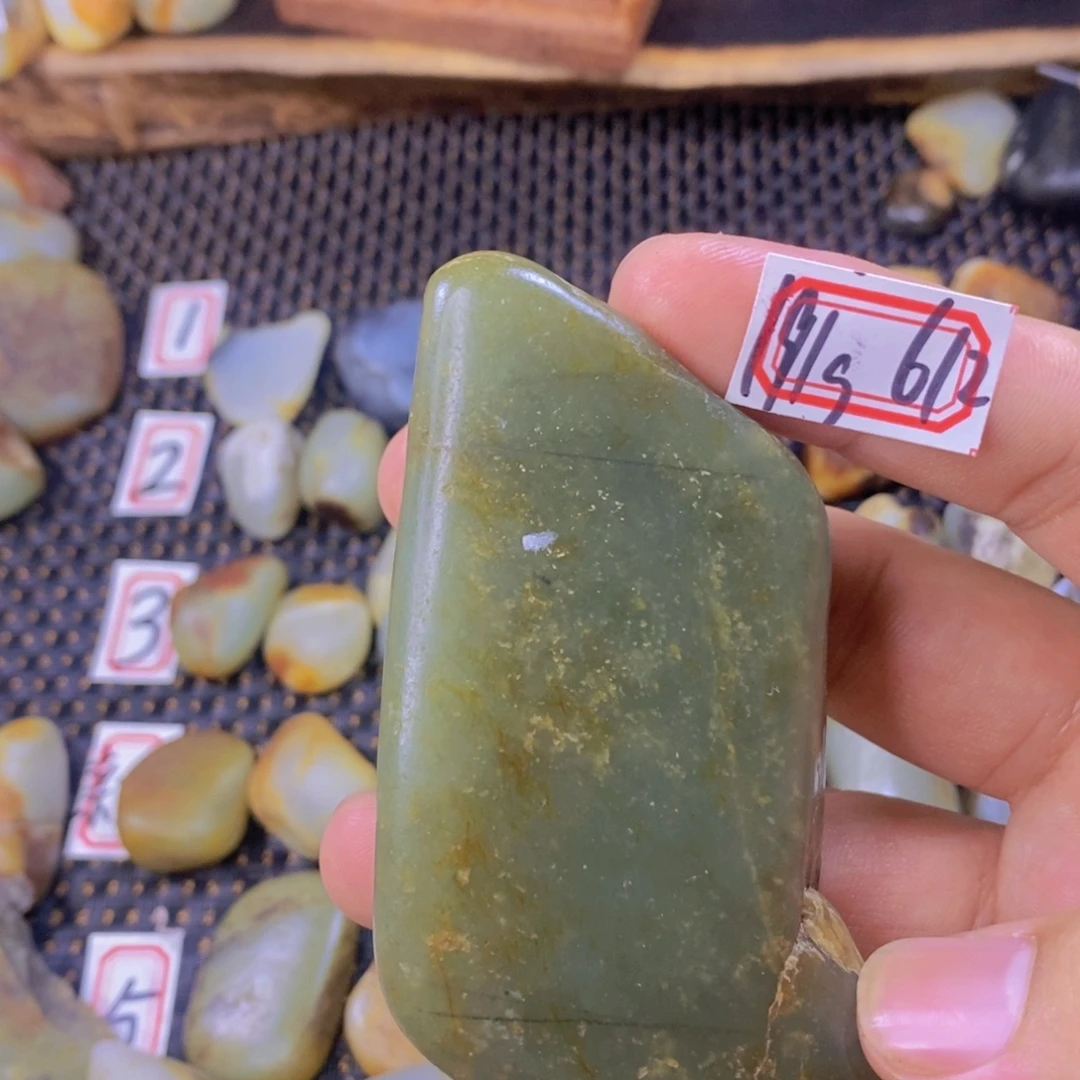 颈饰未镶嵌和田玉（糖玉）