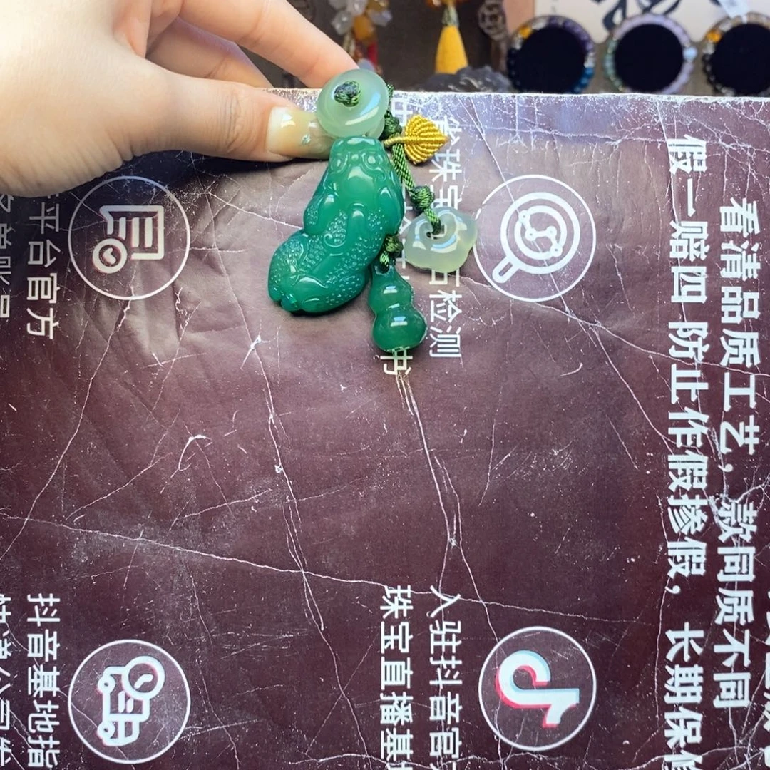 郑****玛瑙/玉髓未镶嵌车挂挂件