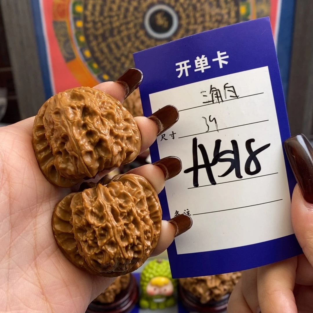文玩核桃吊坠帮****堡三角白