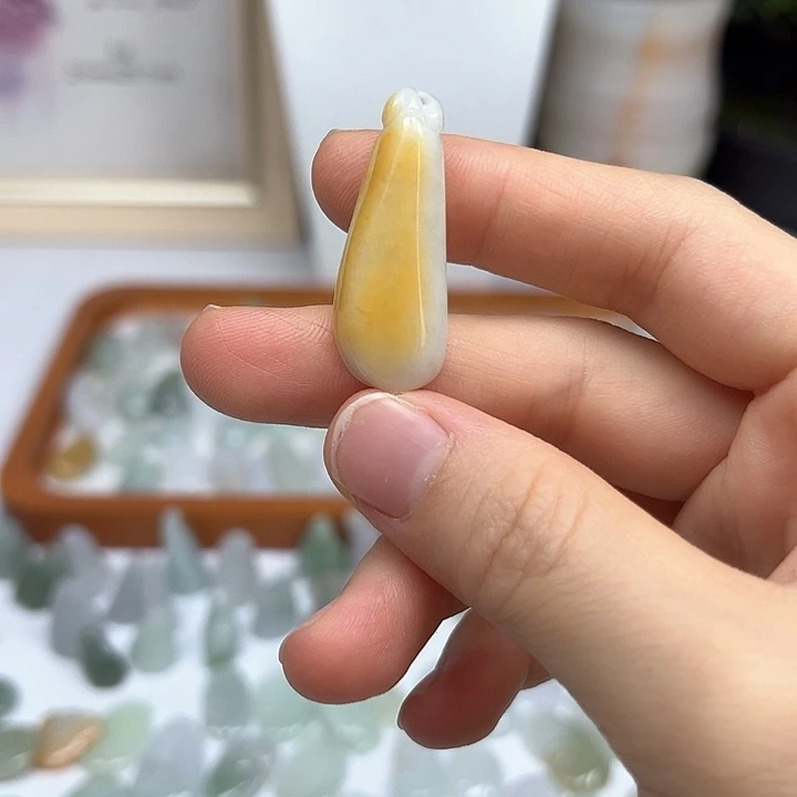 翡翠未镶嵌颈饰白底飘金多财多金福瓜吊坠 9 号