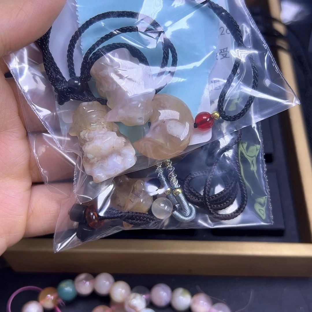 倾***儿石英质玉未镶嵌挂件