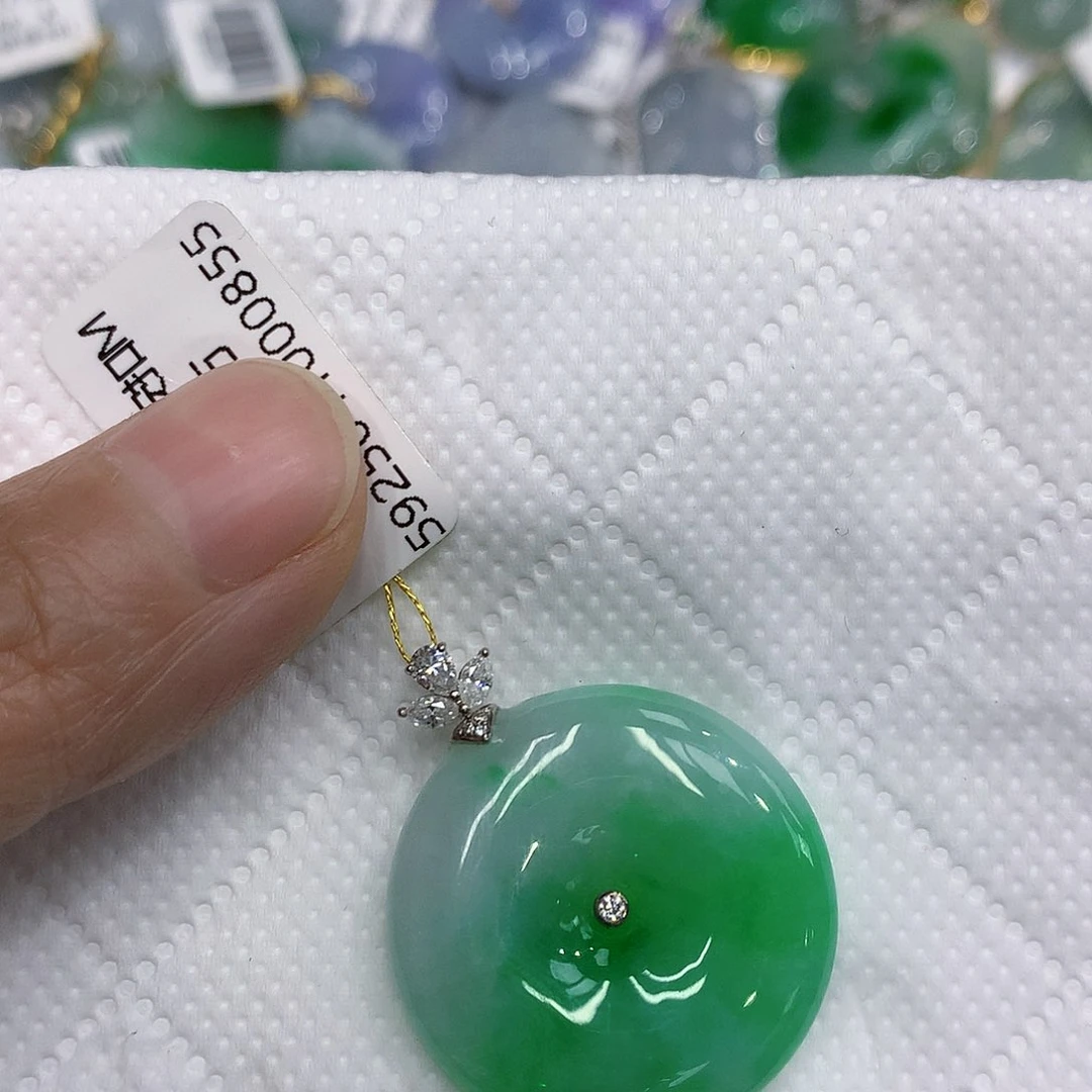 翡翠18K金镶嵌颈饰扣子