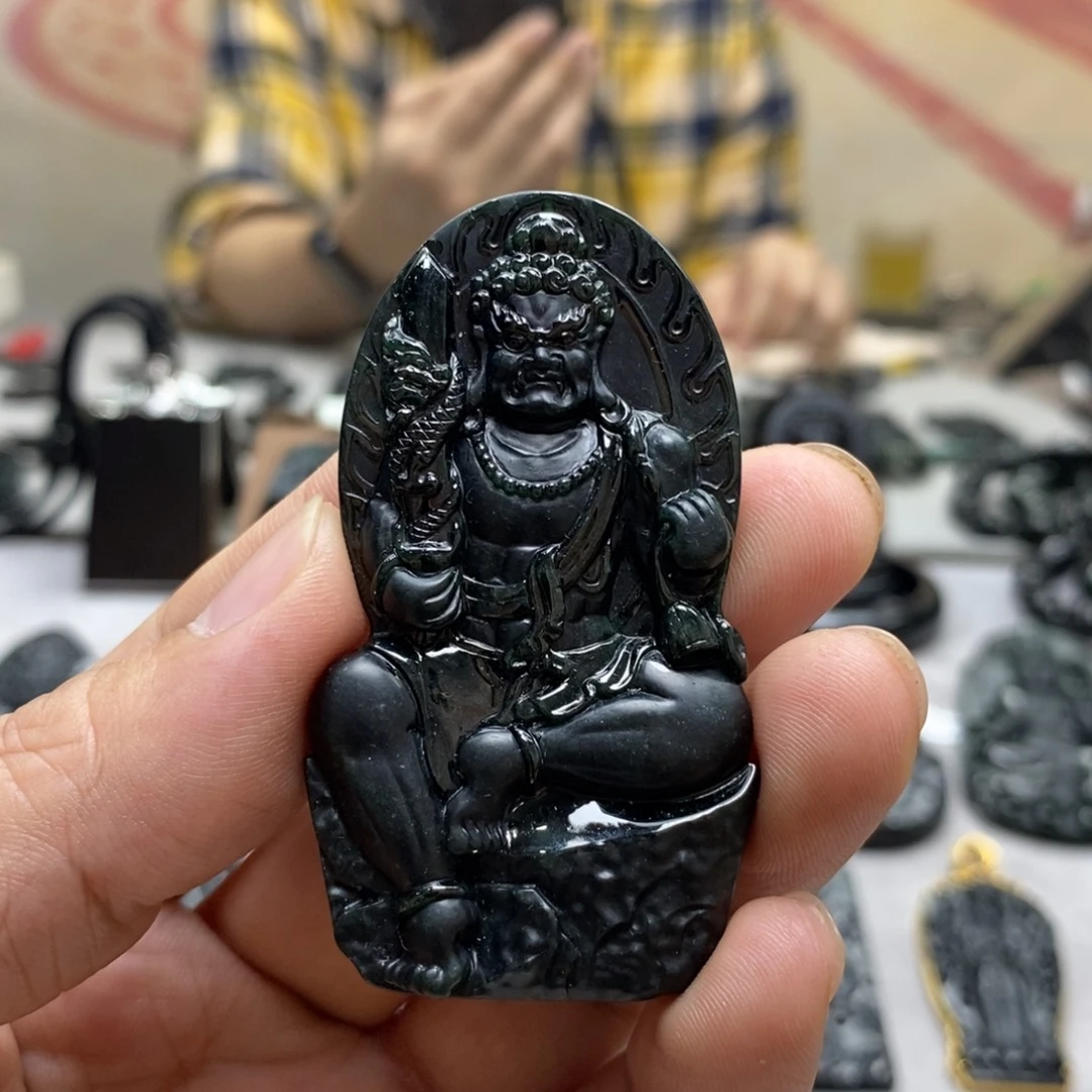 翡翠未镶嵌颈饰不动