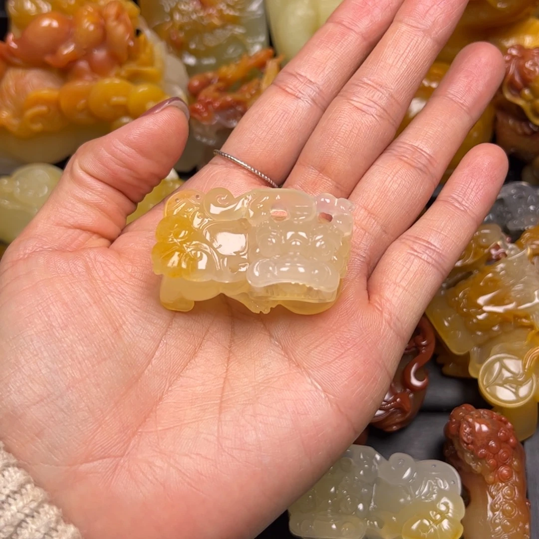 石英质玉（黄龙玉）未镶嵌颈饰