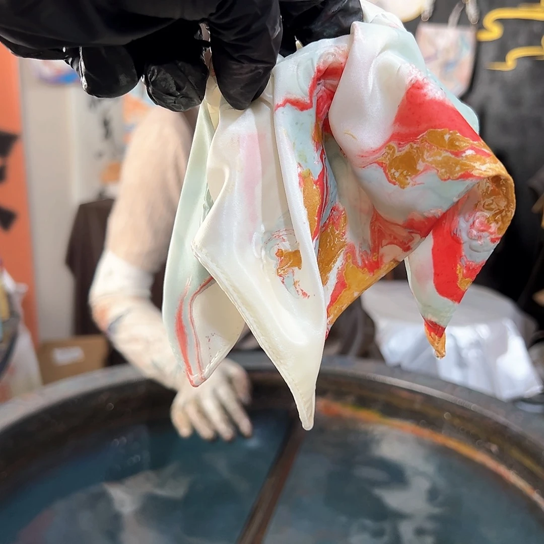 438山茶方巾红蓝金
