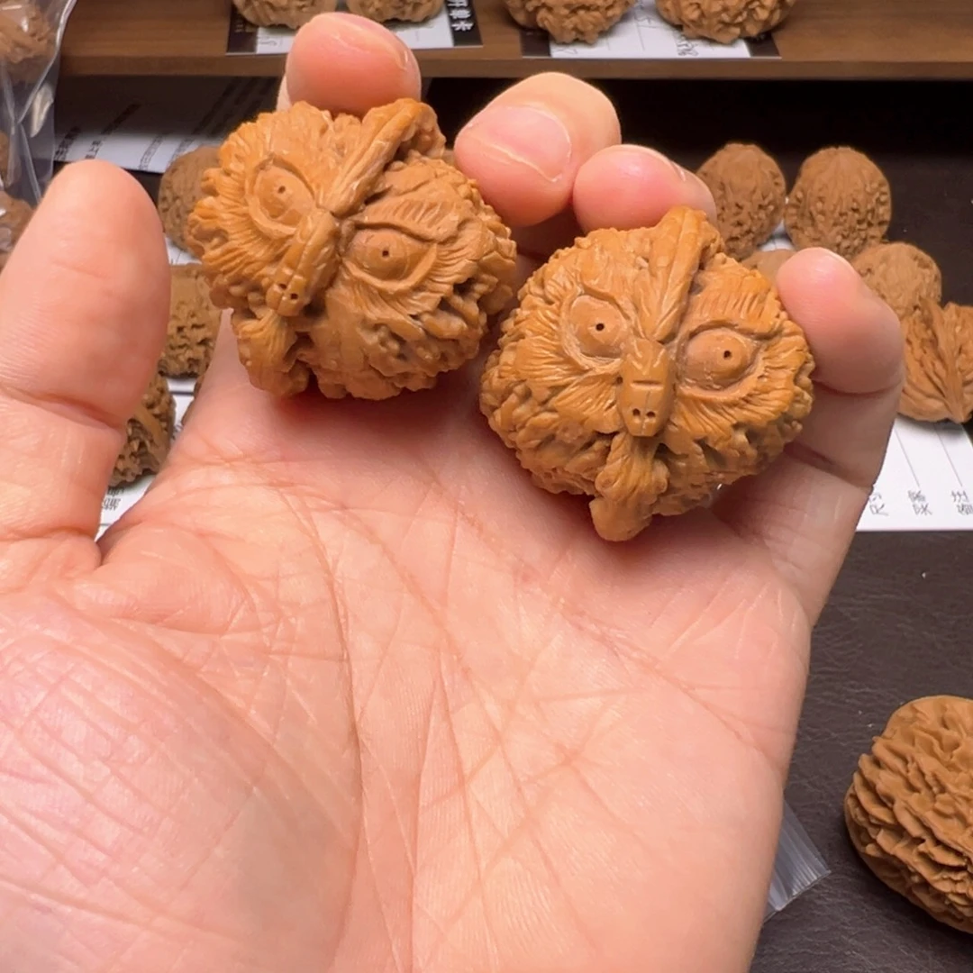 文玩核桃把件闷白猴子39