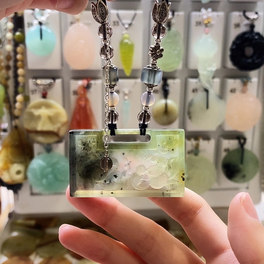 蛇纹石玉未镶嵌颈饰