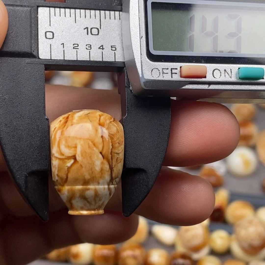 裸石琥珀未镶嵌三通