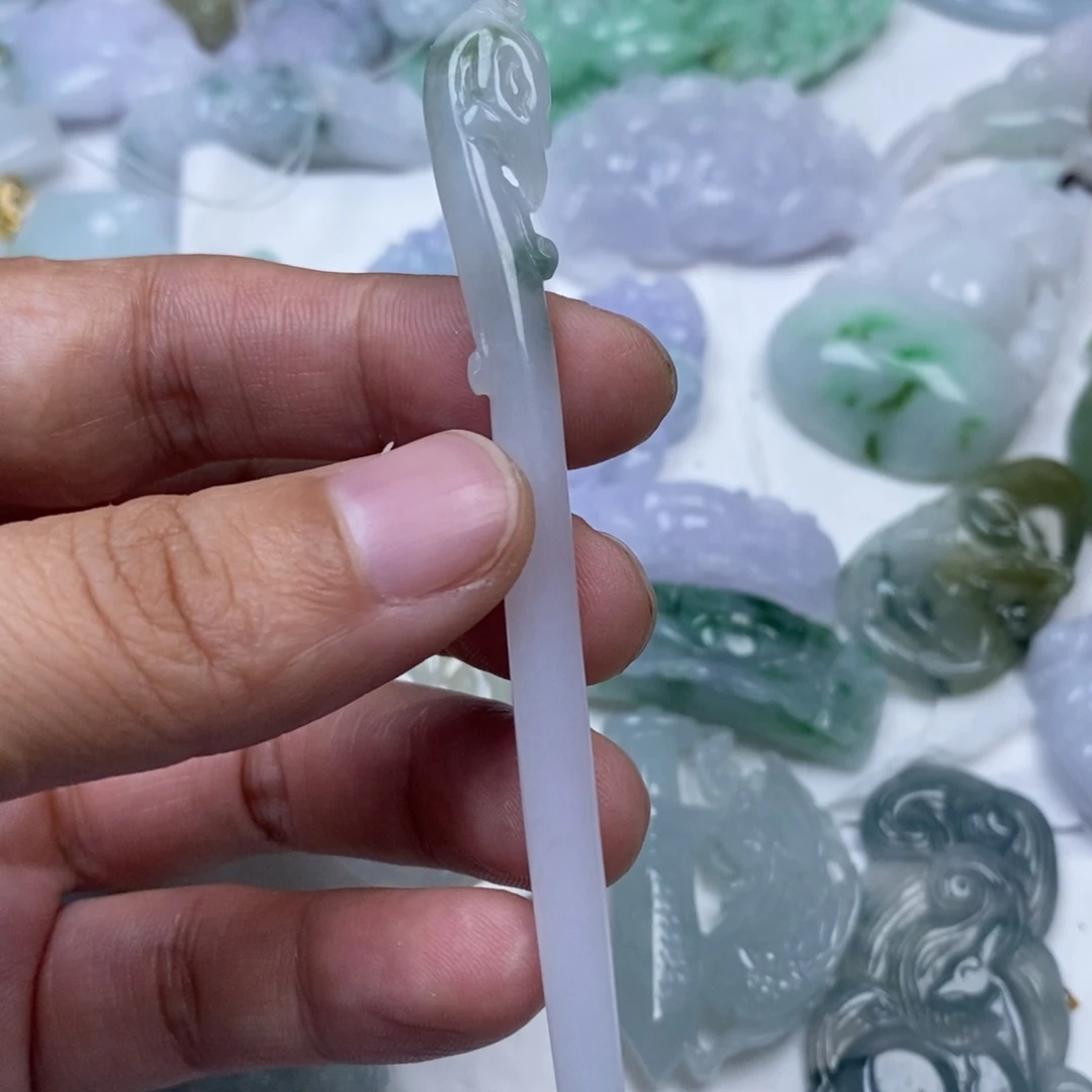 颈饰未镶嵌翡翠为***?翡翠