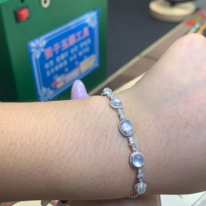颈饰18K金镶嵌翡翠