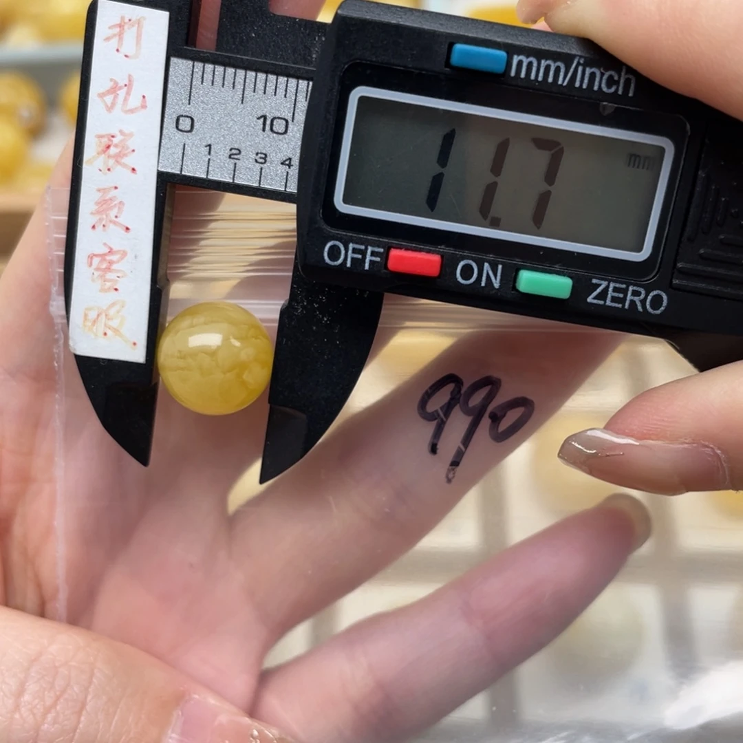 蜜蜡裸石未镶嵌田**娘蜜蜡