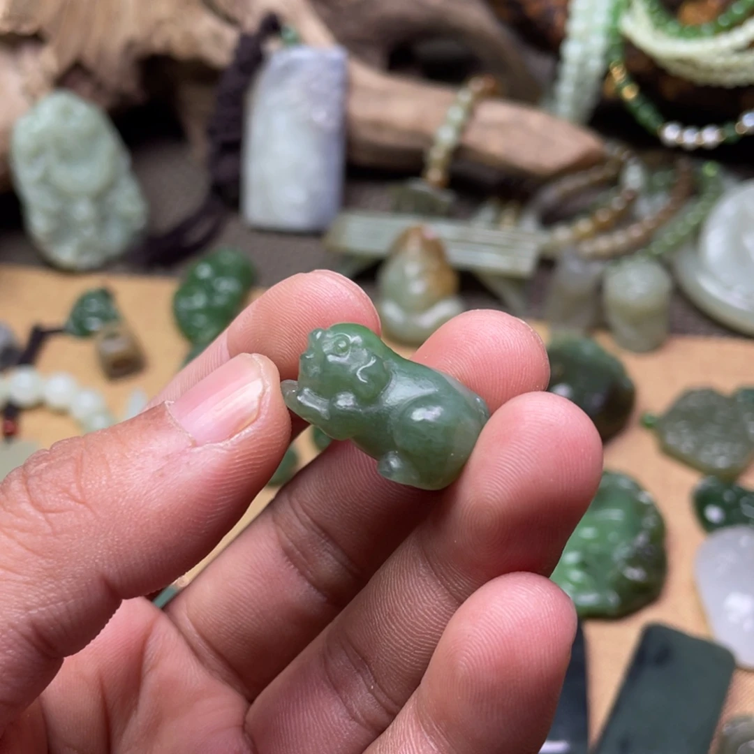 辰***辰和田玉未镶嵌颈饰