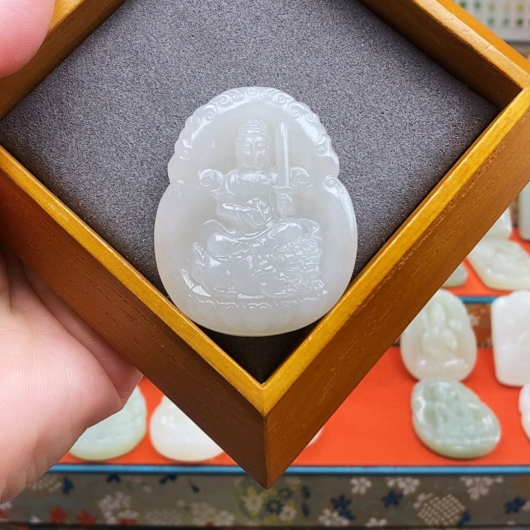 颈饰未镶嵌和田玉文殊属兔佩戴