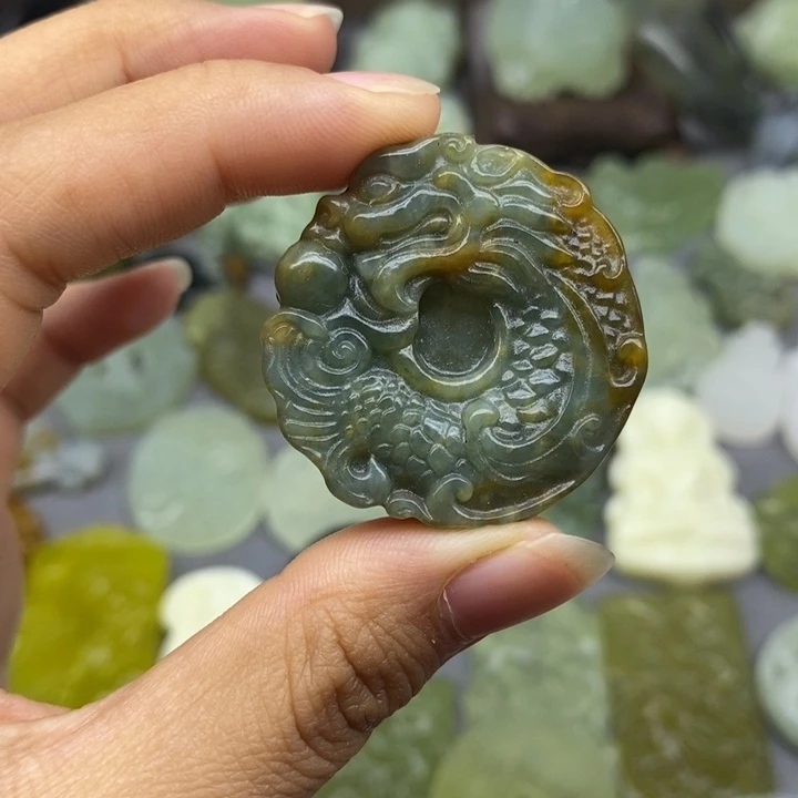 蛇纹石玉未镶嵌颈饰