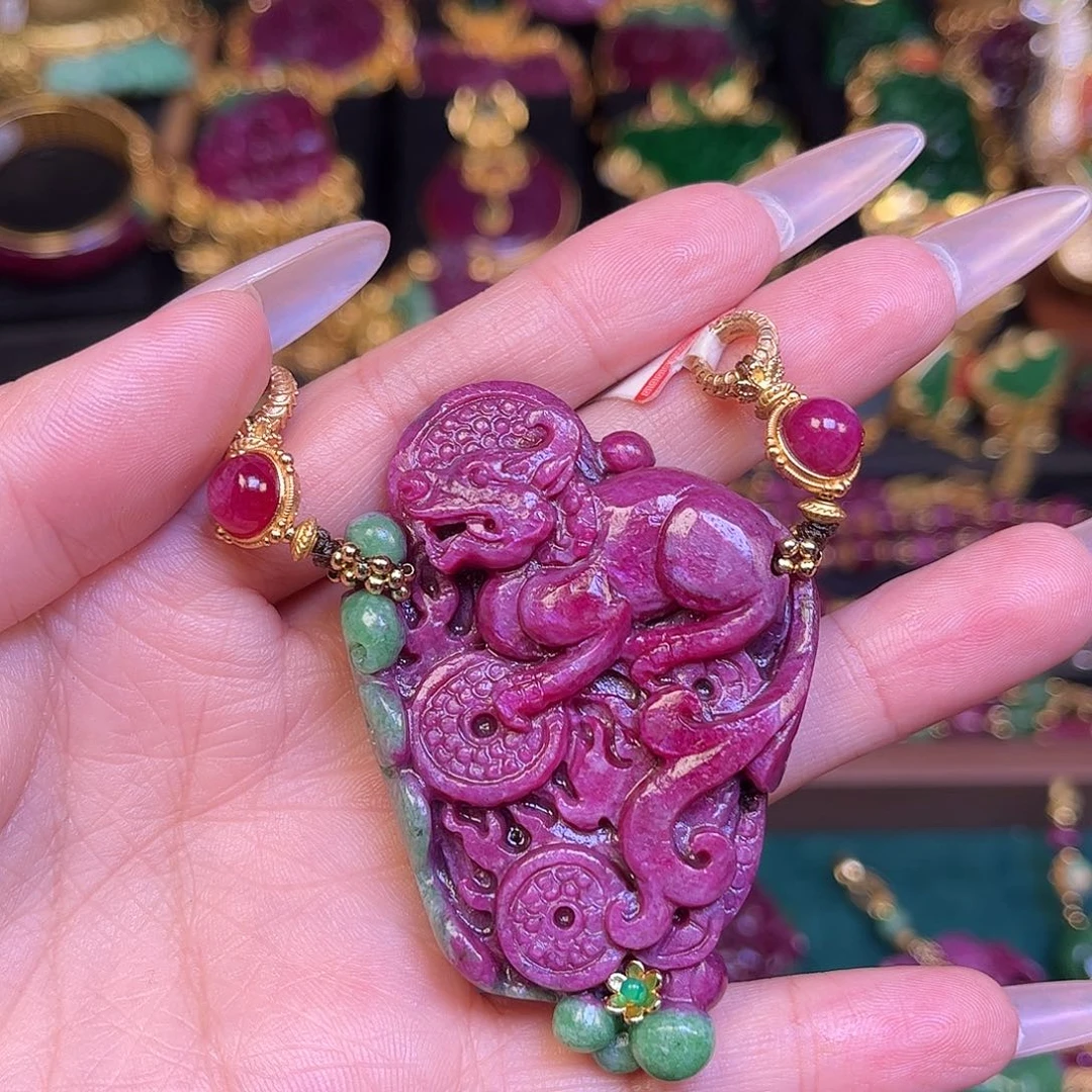 颈饰红宝石未镶嵌