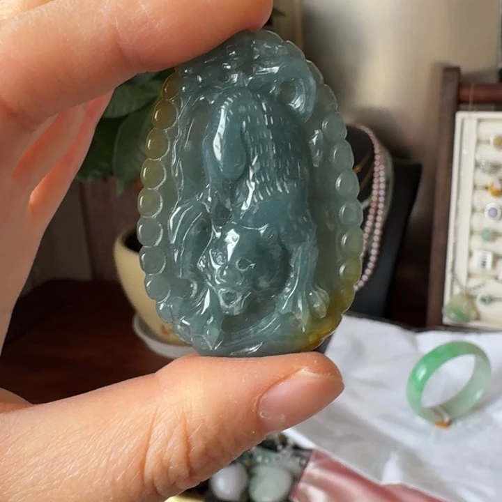 翡翠未镶嵌颈饰虎牌
