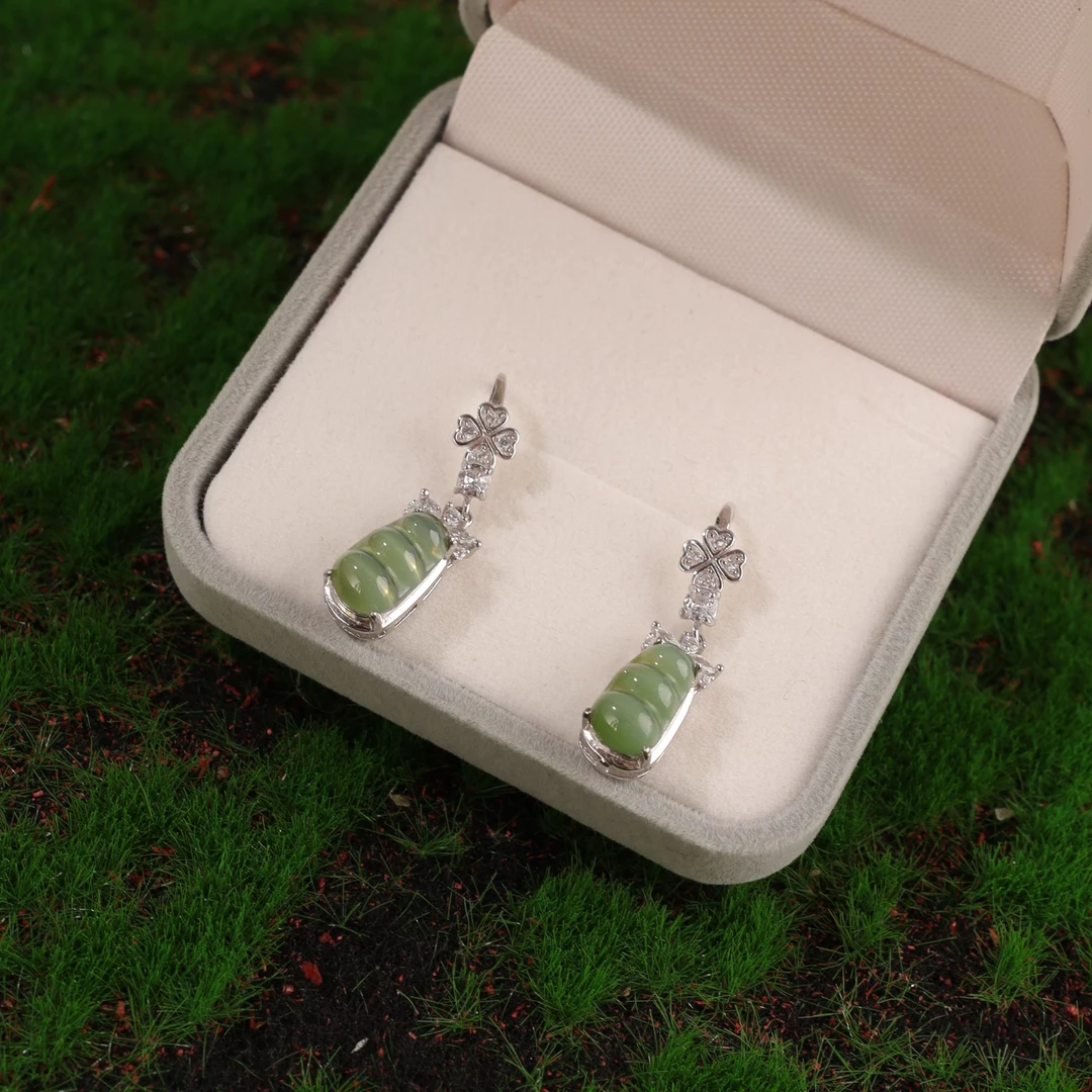 XJ8010二十世纪和田玉耳饰