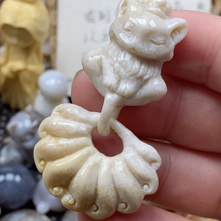 颈饰未镶嵌硅化珊瑚（珊瑚玉）