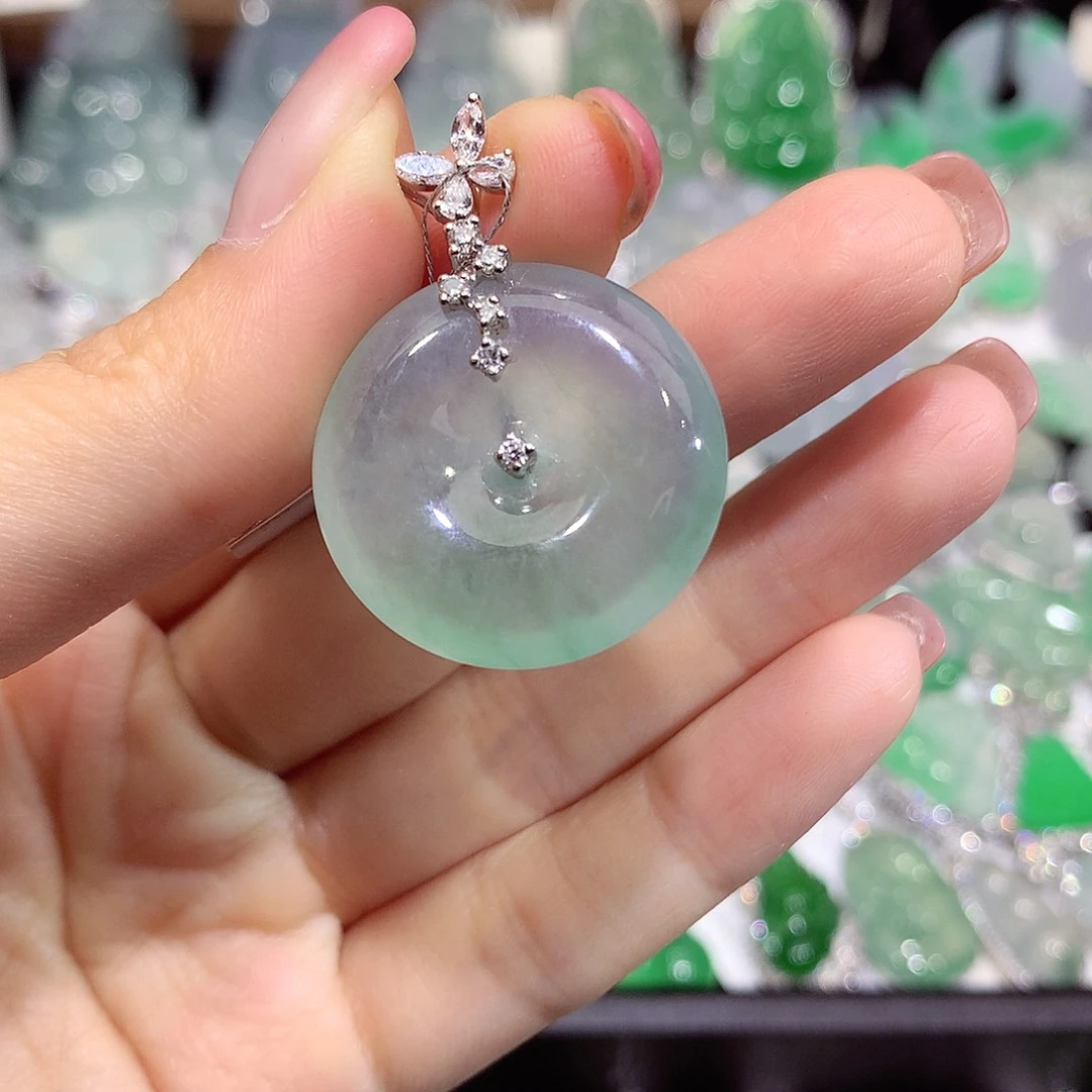 翡翠18K金镶嵌颈饰扣