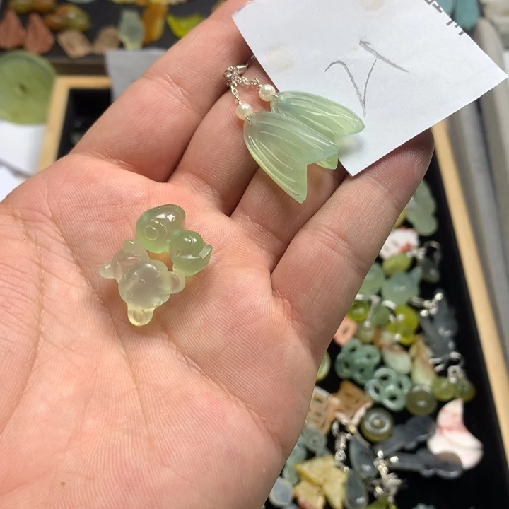 蛇纹石玉耳钉足银镀金镶嵌y****?