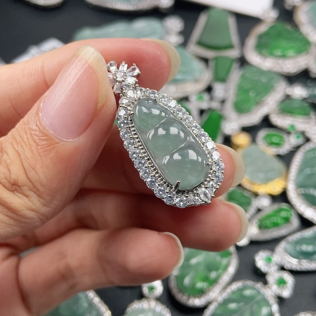 翡翠未镶嵌吊坠(赠链)