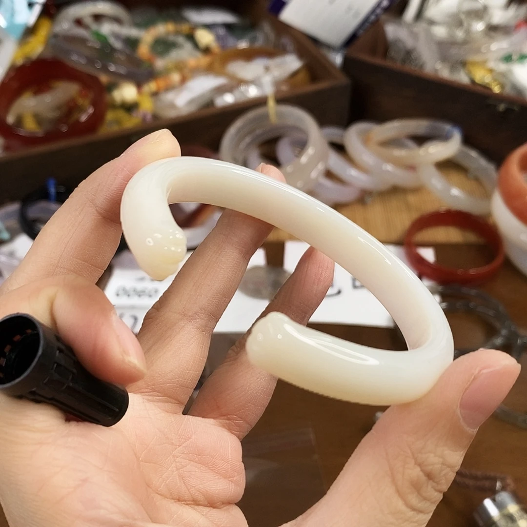 玛瑙/玉髓未镶嵌手镯0061。60.9圈。瑕