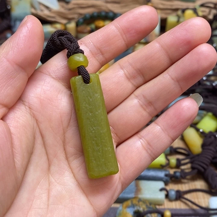 蛇纹石玉未镶嵌挂件