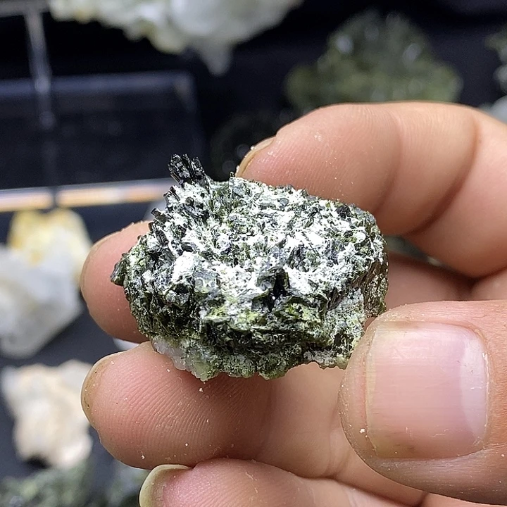 有机玻璃巴基斯坦绿莲石水晶共生