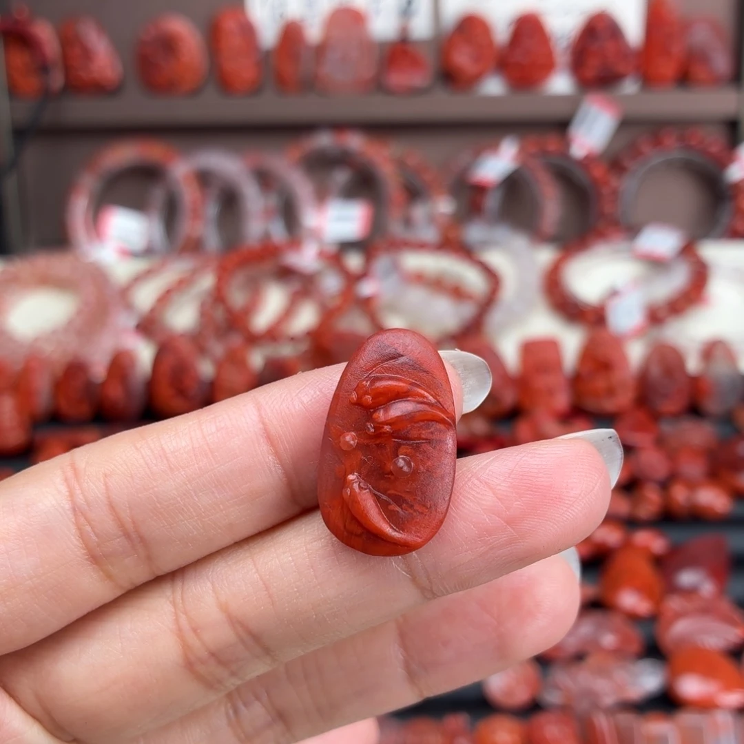 南红玛瑙未镶嵌颈饰锦鲤吊坠