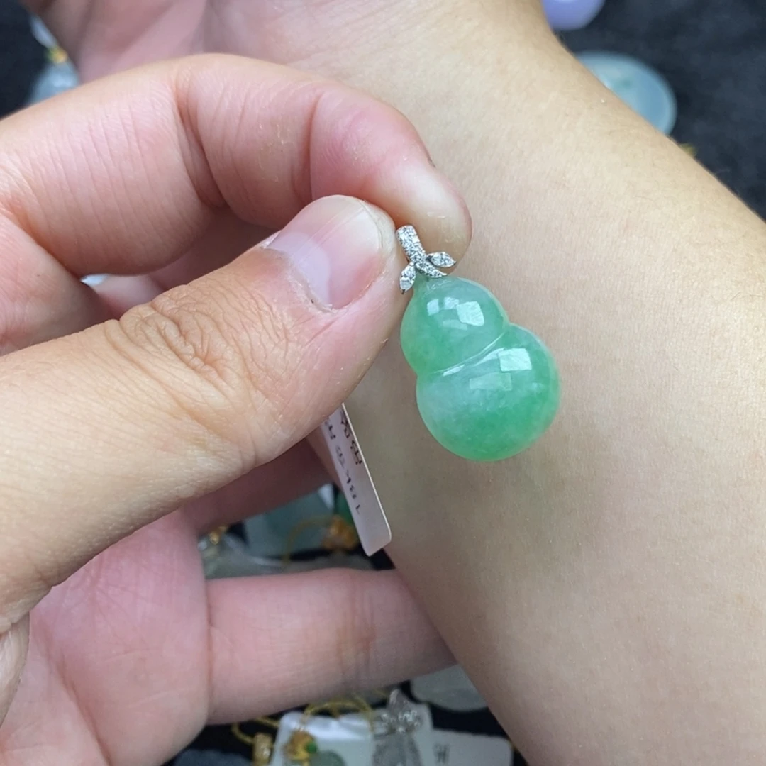 翡翠18K金镶嵌颈饰葫芦