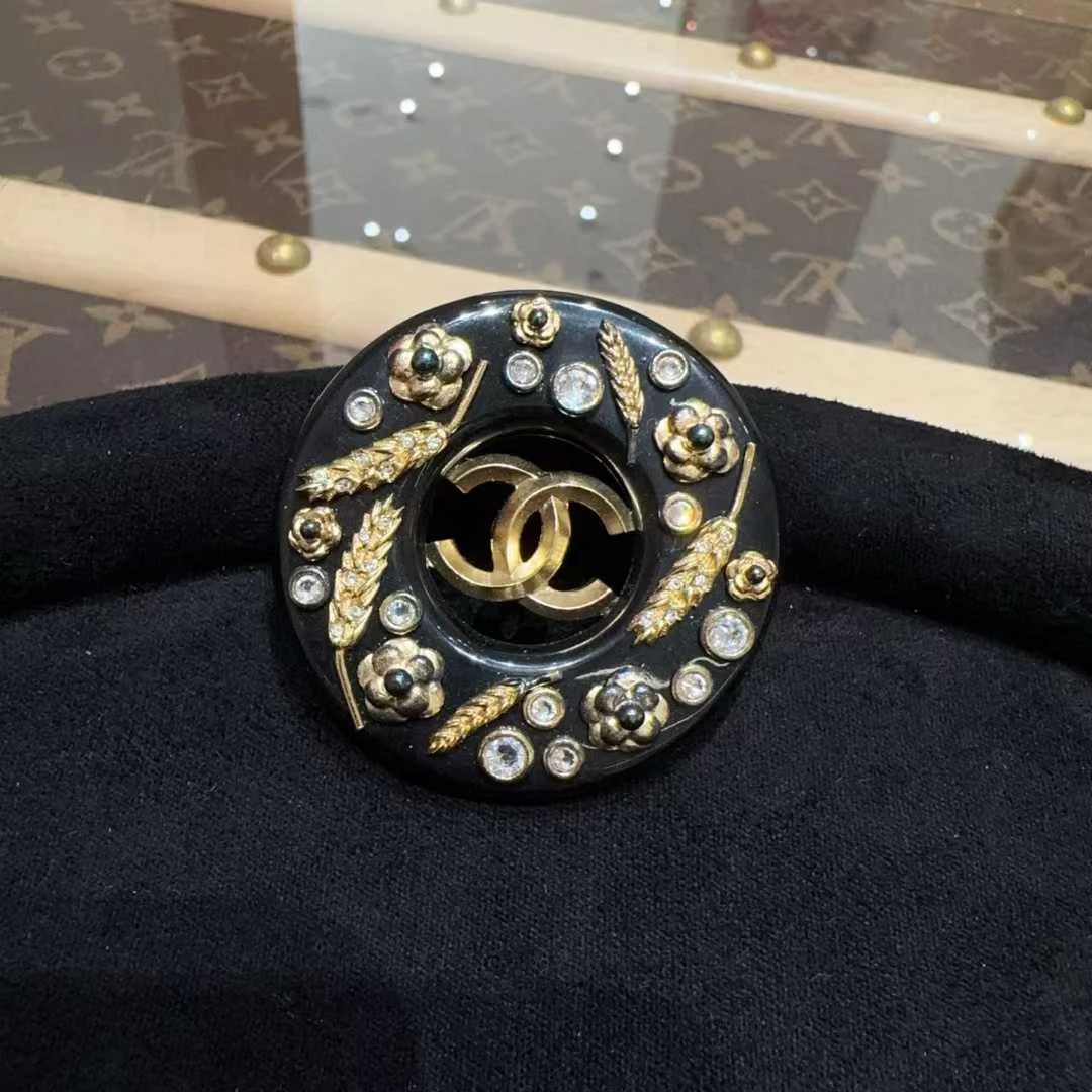 99新 Chanel/香奈儿 195- 20A 黑金麦穗山茶花圆圈双C水钻胸针 !