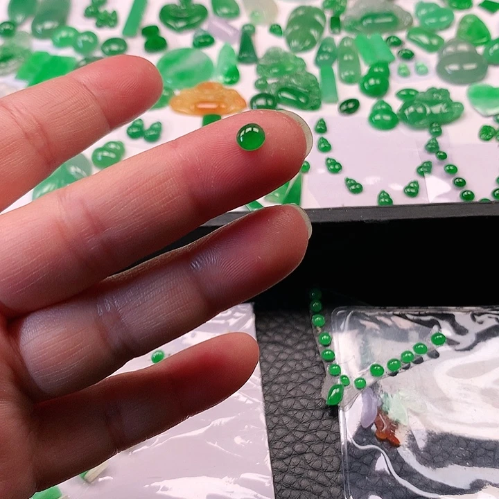 翡翠颈饰未镶嵌丁*兔翡翠