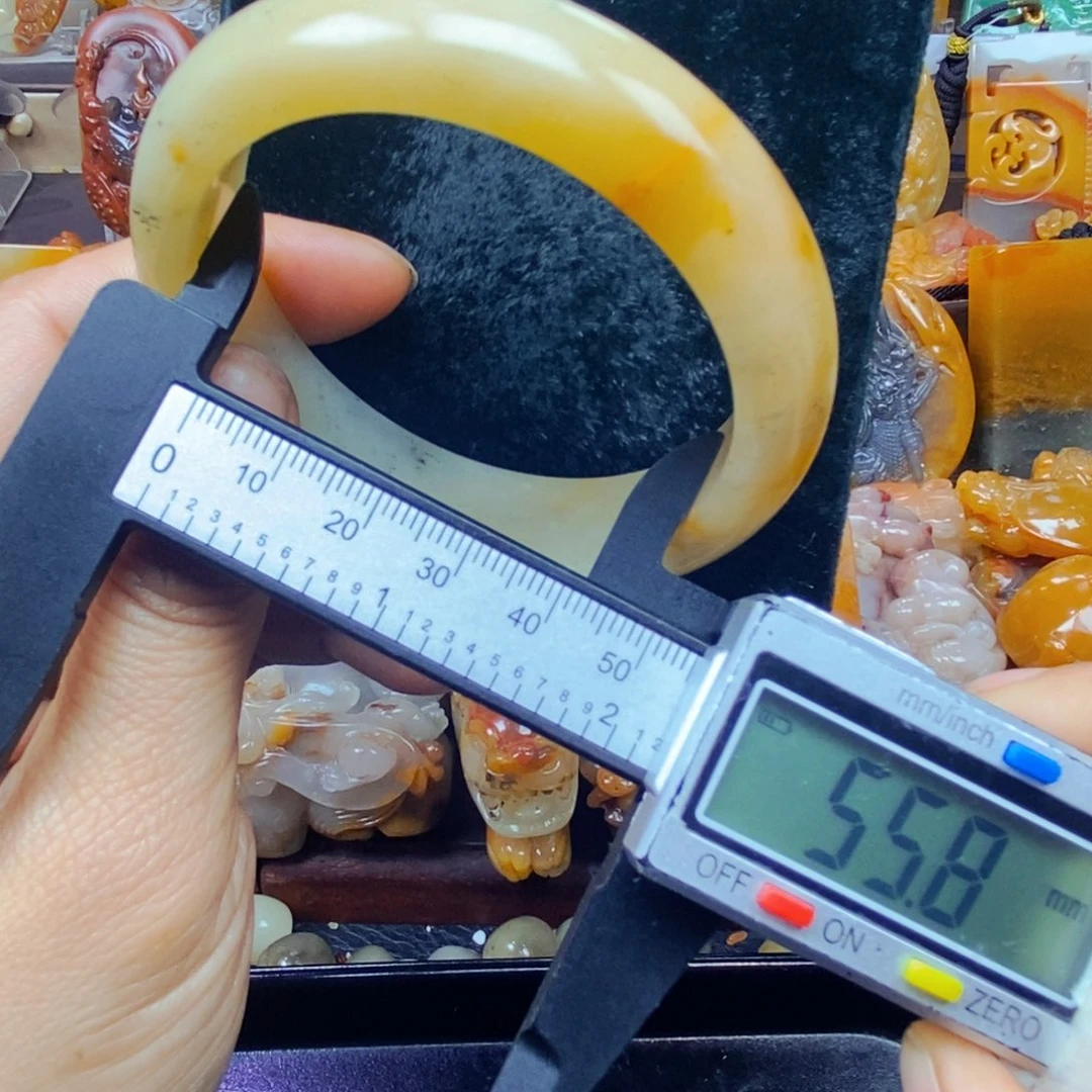 石英质玉（黄龙玉）未镶嵌颈饰