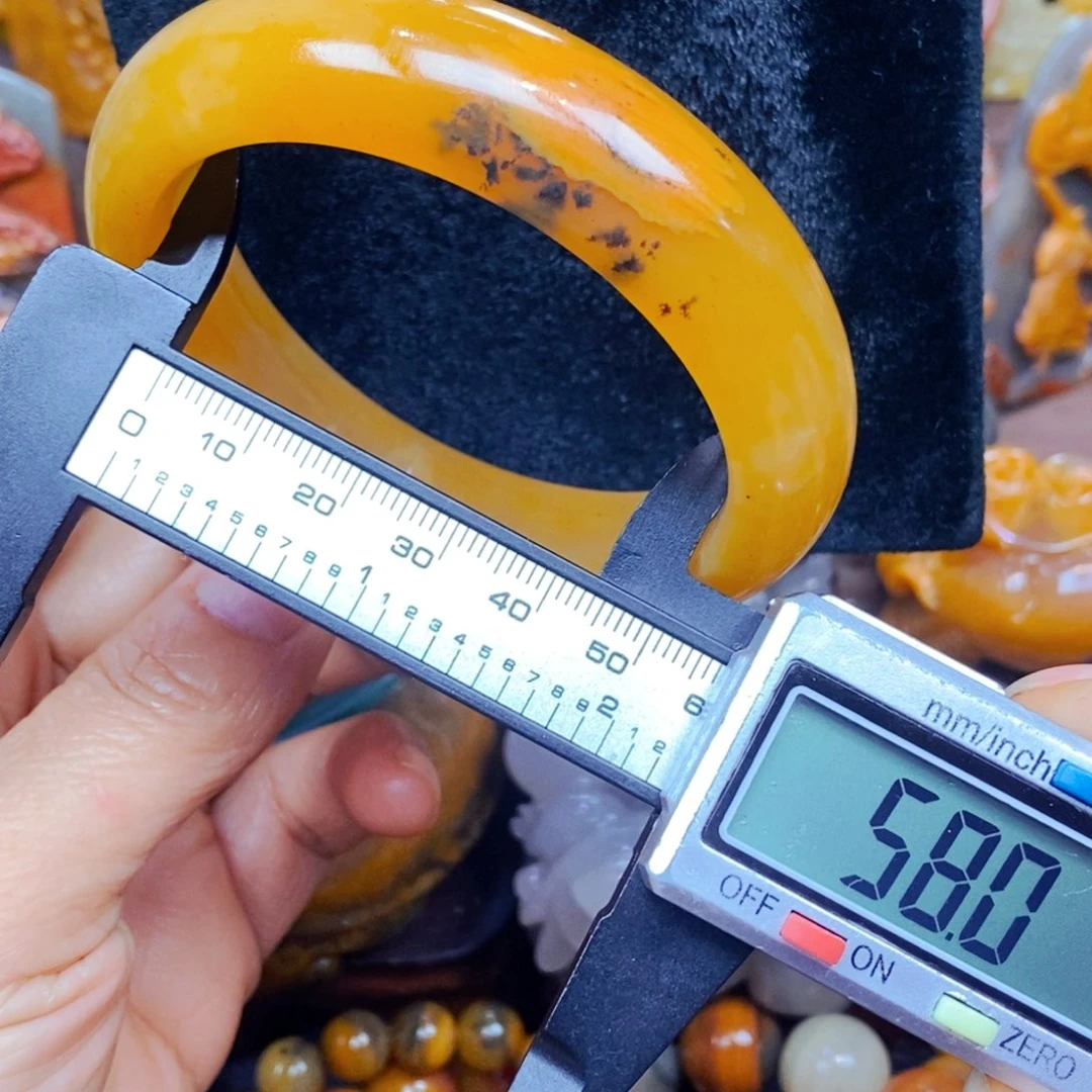 未镶嵌石英质玉（黄龙玉）颈饰