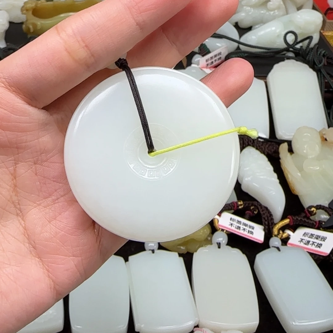 看***谁和田玉未镶嵌挂件