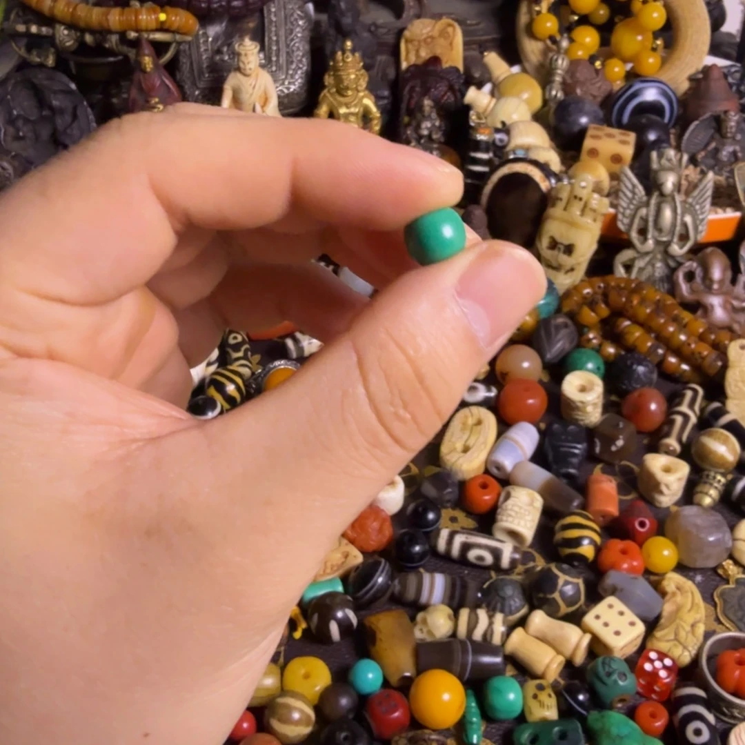 小***记琉璃颈饰珠子如图